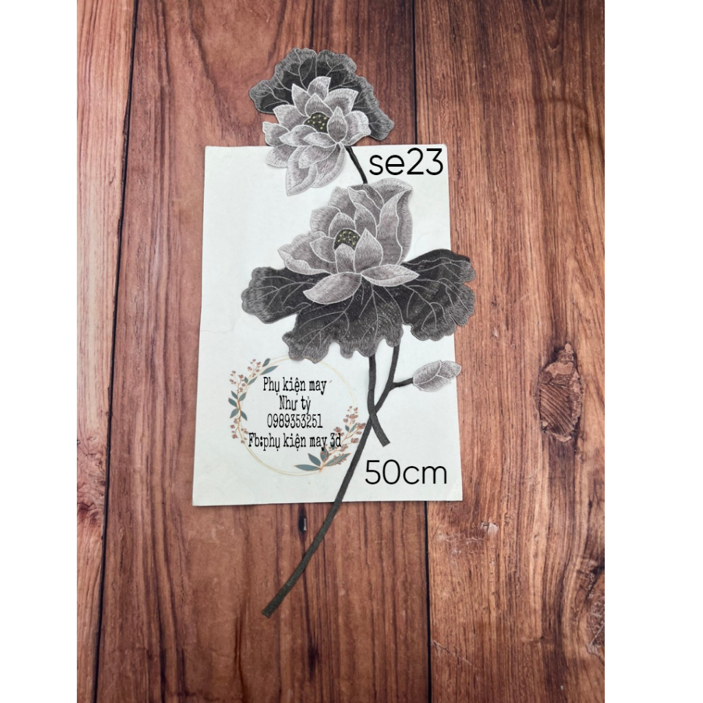 Nhánh hoa sen thêu trang trí