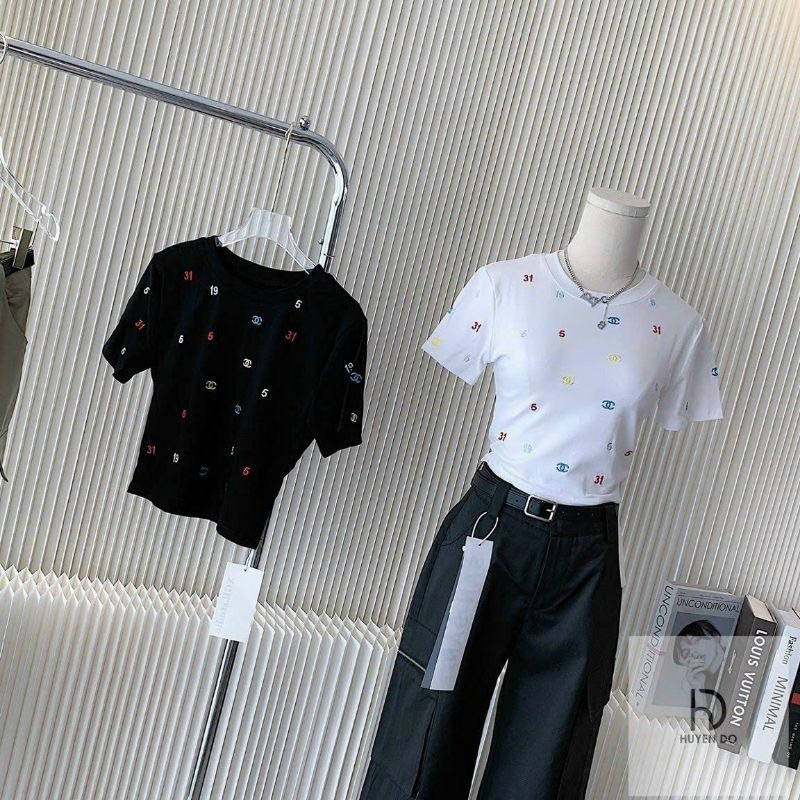 Áo Thun Croptop Nhún Eo In Logo Chữ Số Nhiều Màu