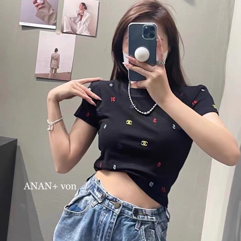 Áo Thun Croptop Nhún Eo In Logo Chữ Số Nhiều Màu