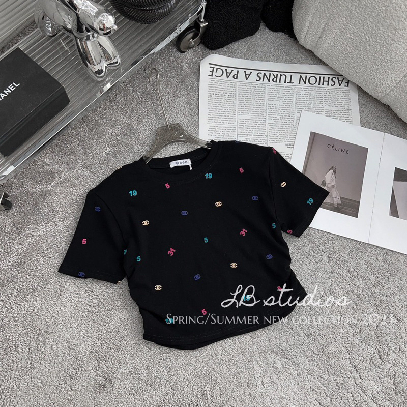 Áo Thun Croptop Nhún Eo In Logo Chữ Số Nhiều Màu