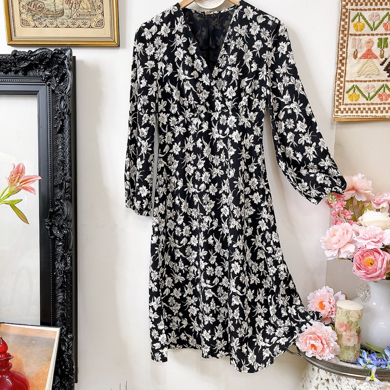 Đầm midi đen hoa tay dài