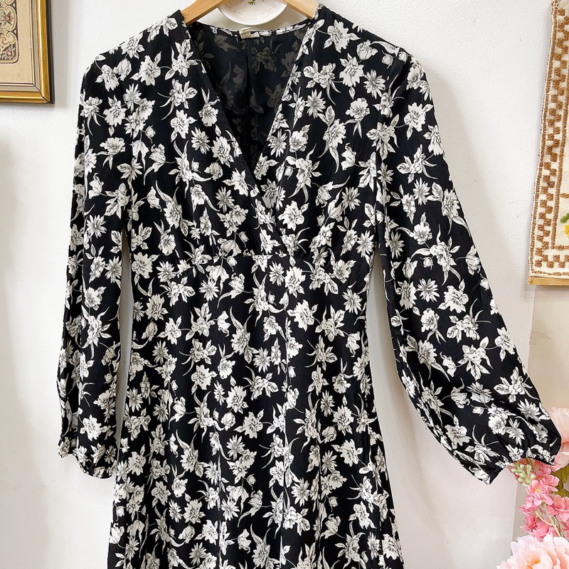 Đầm midi đen hoa tay dài