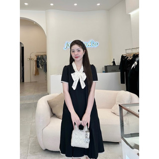 Váy xuông viền ren nơ ngực