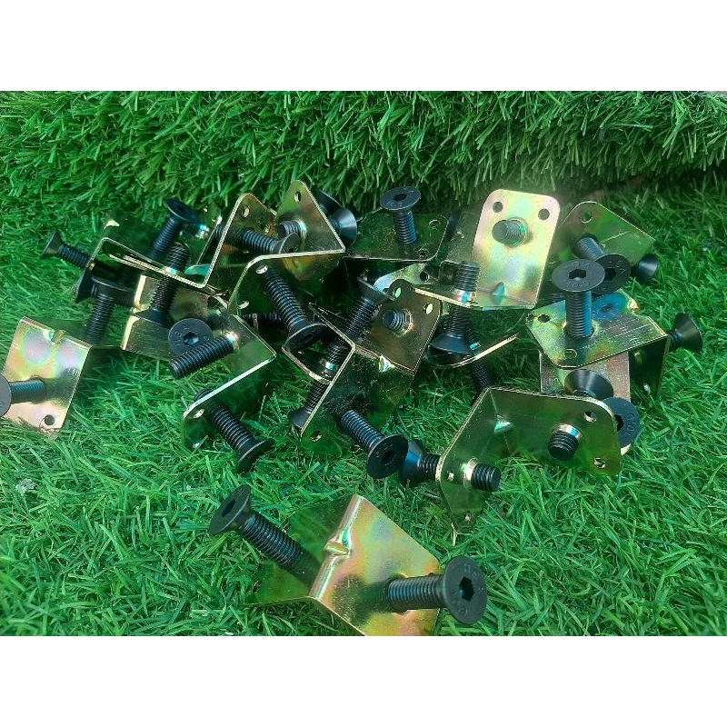 Kệ góc,200k/50 bộ.Gồm 50 ke và 100bulong M8x25