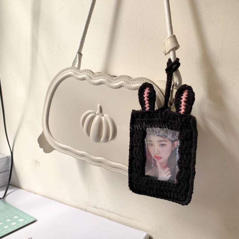 Card holder/ toploader thỏ bằng len