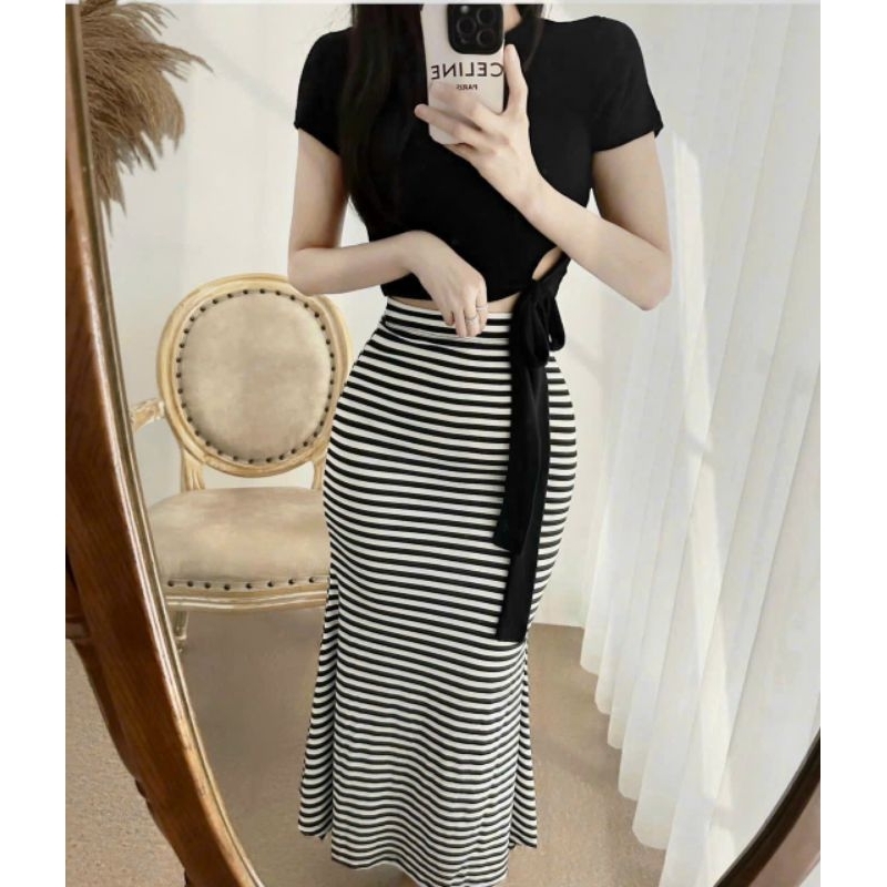 Set Áo Croptop Tay Ngắn Cổ Tròn Khoét Cột Dây 1 Bên Eo Và Chân Váy Xòe Đuôi Cá Kẻ Sọc Ngang - Dài Maxi Ôm Body Sexy Cute