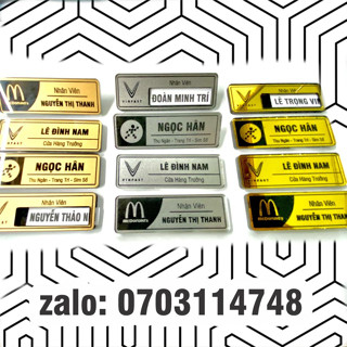 Bảng tên nhân viên chất liệu mica in tên cố định hoặc đổi tên, thiết kế nội dung theo yêu cầu.