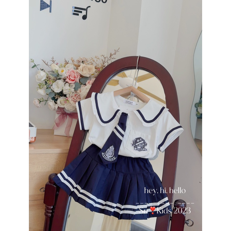 Set váy học sinh cà vạt huy hiệu cho bé gái