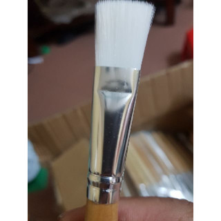 Chổi cán gỗ dùng trong Spa ( chổi quét mặt nạ )
