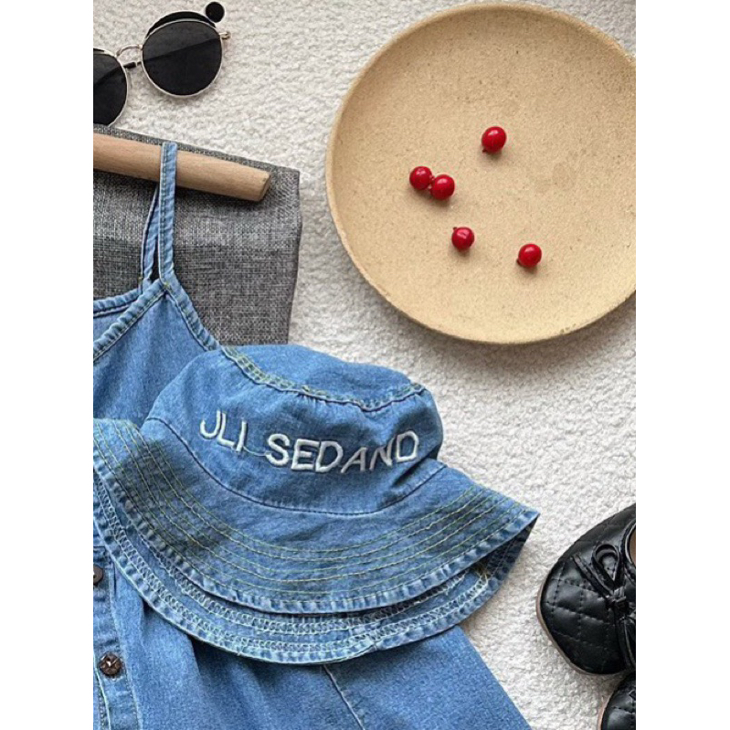 VÁY BÒ CỔ YẾM KÈM MŨ THÊU BÉ GÁI