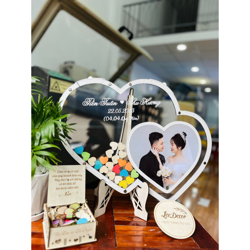Bảng thả tim ký tên có in hình cô dâu - chú rể
