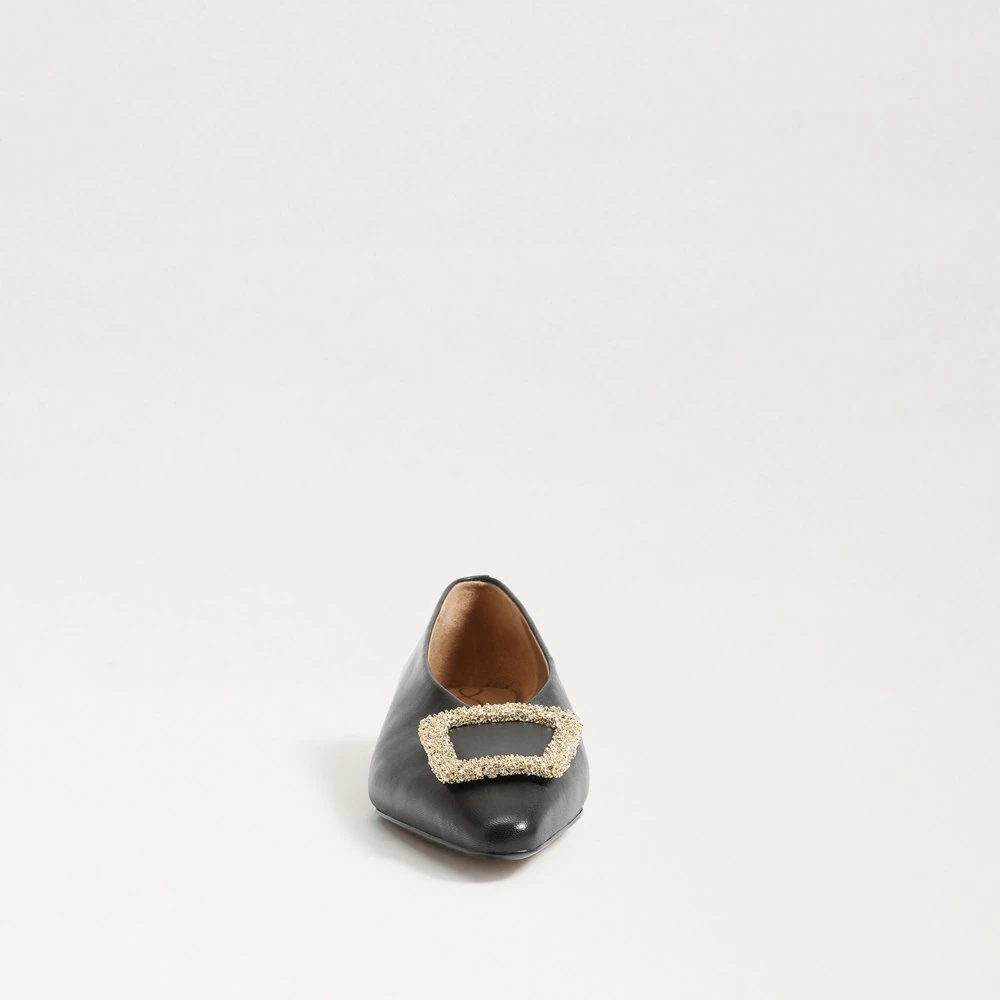 Giày bệt da có trang trí ở mũi trước mang rất êm ái