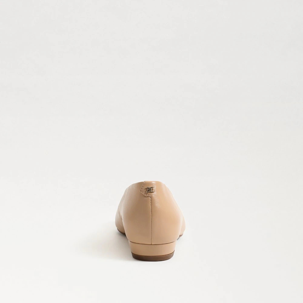 Giày bệt da có trang trí ở mũi trước mang rất êm ái