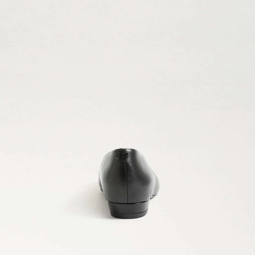 Giày bệt da có trang trí ở mũi trước mang rất êm ái