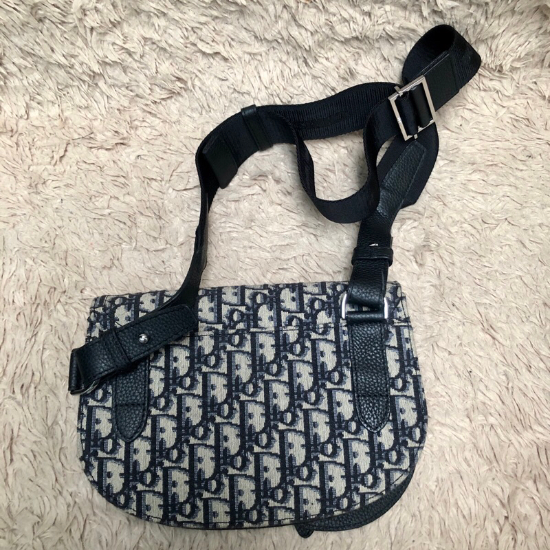 Túi khách không xài nên gửi thanh lý. Mời khách xem hình nếu muốn biết thêm thông tin sản phẩm mời vô chat nhé. Thanks .