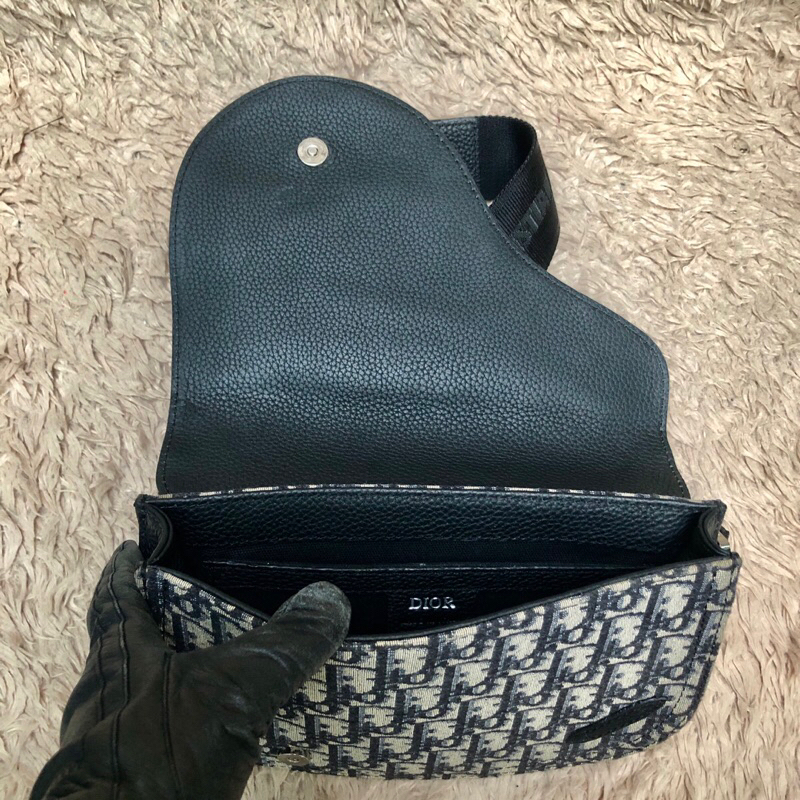 Túi khách không xài nên gửi thanh lý. Mời khách xem hình nếu muốn biết thêm thông tin sản phẩm mời vô chat nhé. Thanks .