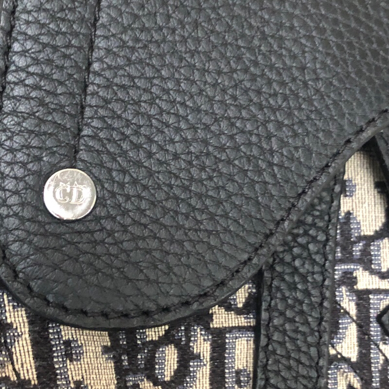 Túi khách không xài nên gửi thanh lý. Mời khách xem hình nếu muốn biết thêm thông tin sản phẩm mời vô chat nhé. Thanks .