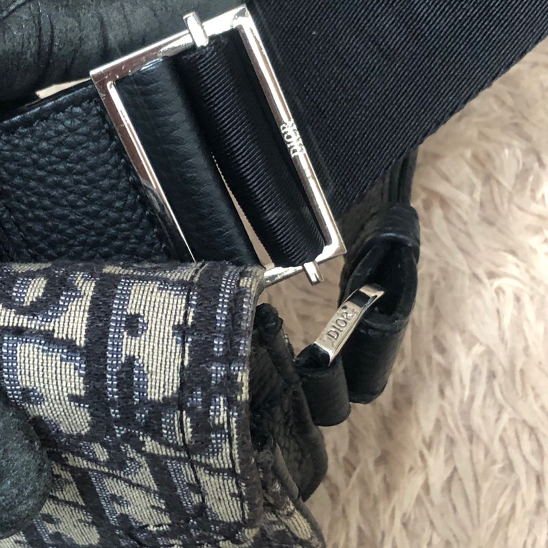 Túi khách không xài nên gửi thanh lý. Mời khách xem hình nếu muốn biết thêm thông tin sản phẩm mời vô chat nhé. Thanks .