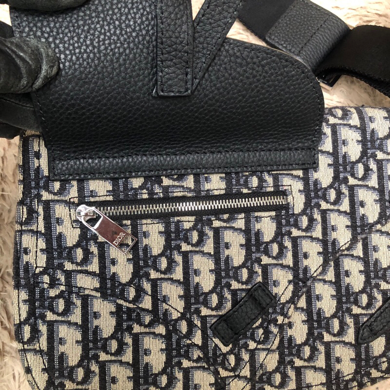 Túi khách không xài nên gửi thanh lý. Mời khách xem hình nếu muốn biết thêm thông tin sản phẩm mời vô chat nhé. Thanks .