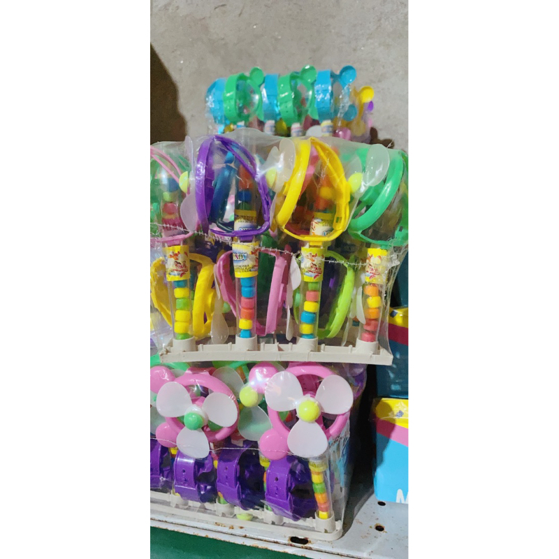 Khay 30 cây kẹo xê kèm đồ chơi chong chóng