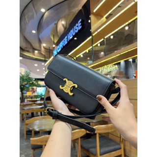 Túi xách nữ đeo vai logo vàng da trơn 2 màu đỏ đen