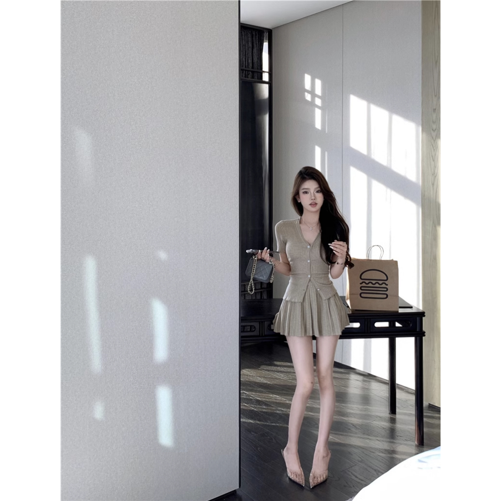 Set áo ngắn tay kèm chân váy xếp ly hàng thiết kế Quảng Châu loại đẹp