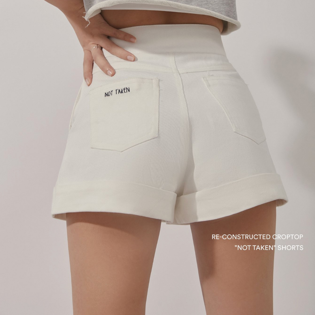 Quần shorts nữ chất kaki mềm màu trắng và đen, Best Seller là min - "NOT TAKEN" SHORTS WHITE & BLACK