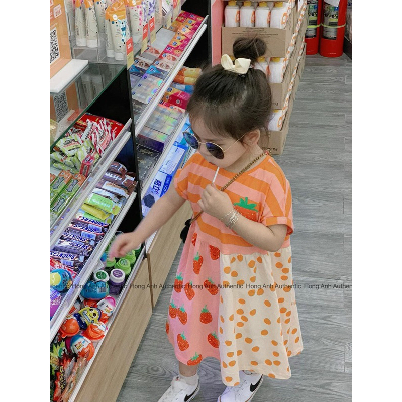 Đầm cam hoạ tiết dâu siu xinh cho bé iuu