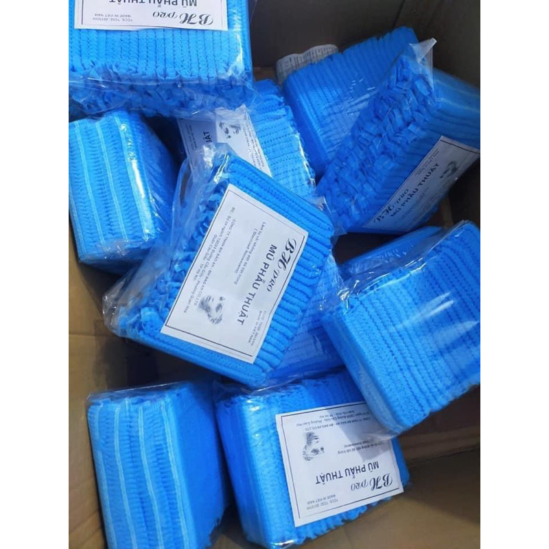 Áo bảo hộ và mũ sâu giúp cố định tóc trong phun xăm