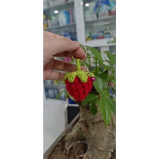 Móc khoá dâu bằng len