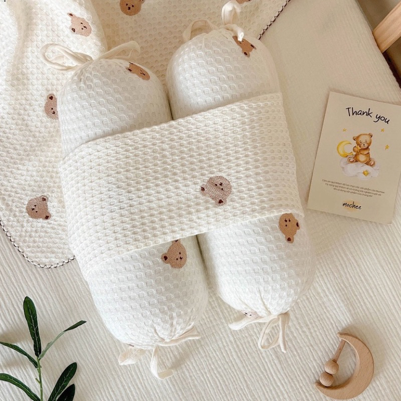 Gối Chặn Tổ Ong Mochee Thêu Gấu Cho Bé Sơ Sinh