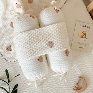 Gối chặn tổ ong mochee thêu gấu cho bé sơ sinh