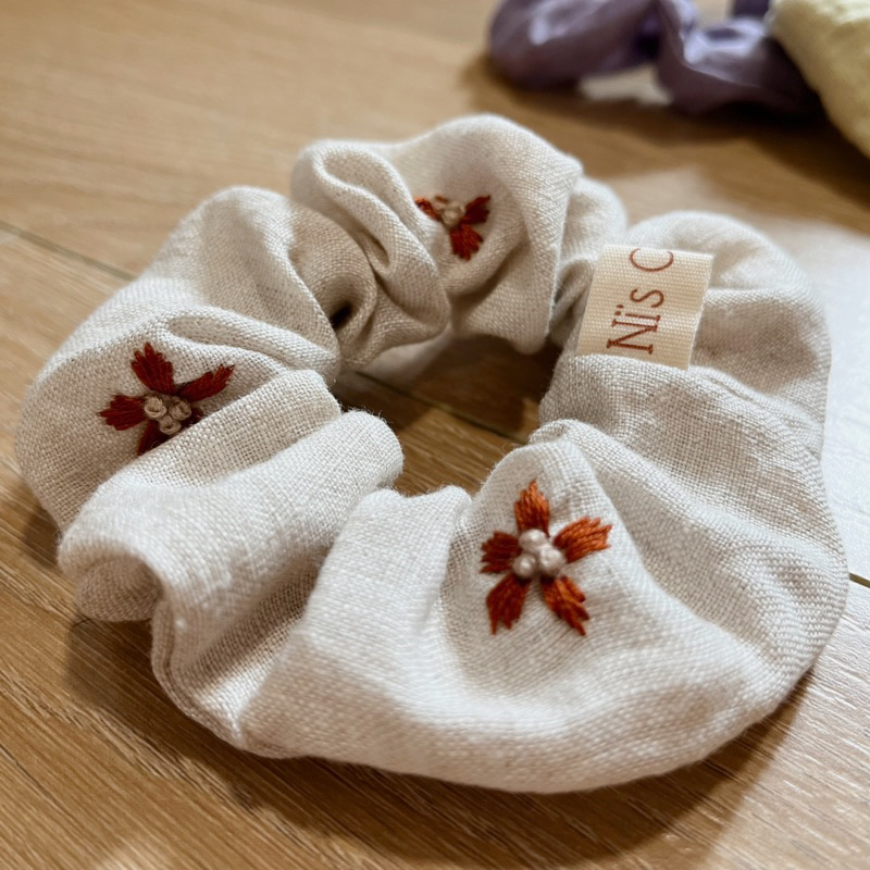 Scrunchie cột tóc linen thêu tay - Pure Linen Muối tiêu