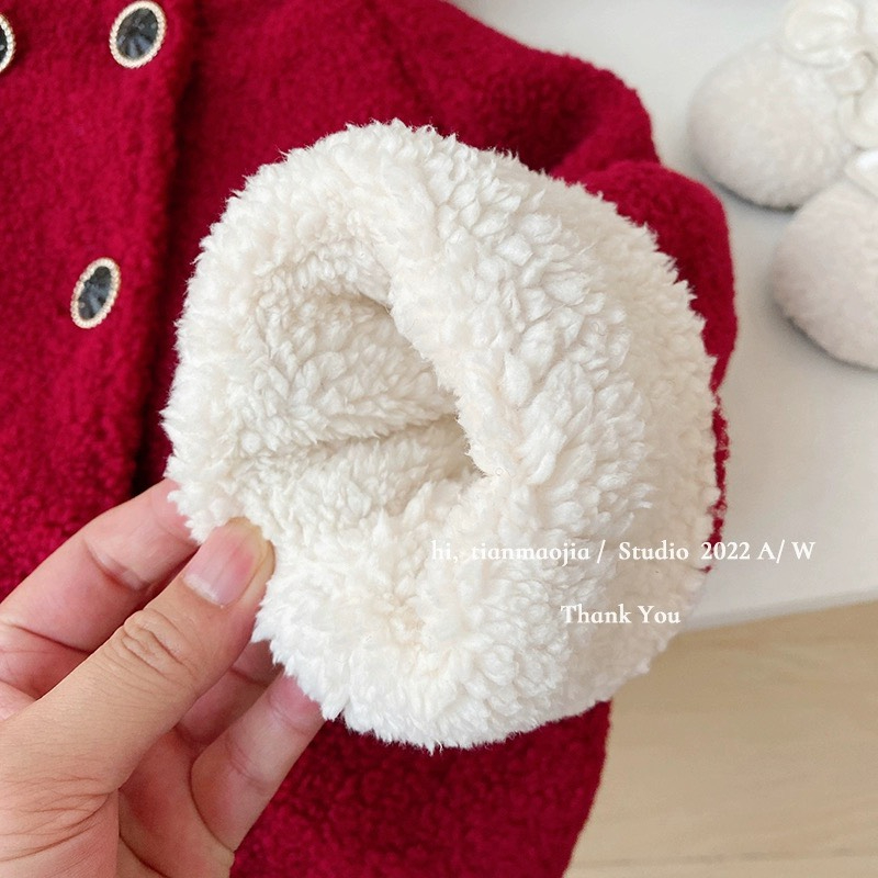 Áo khoác nỉ lông cừu thu đông cho bé gái màu đỏ cài khuy bấm 2 hàng có mũ đáng yêu