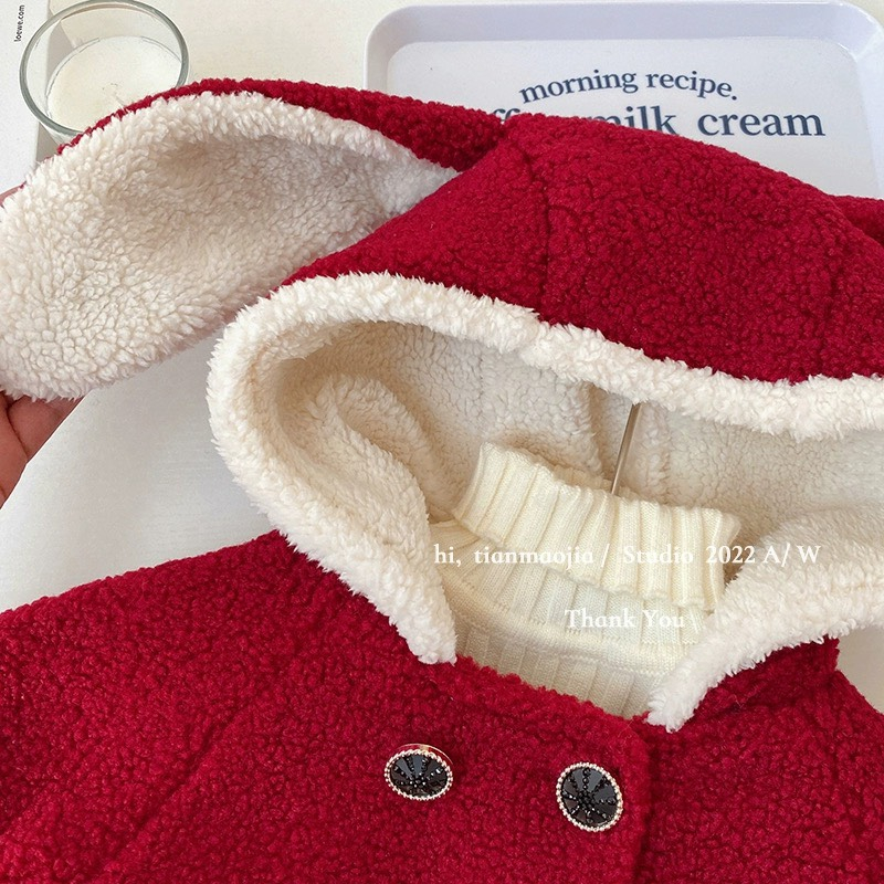 Áo khoác nỉ lông cừu thu đông cho bé gái màu đỏ cài khuy bấm 2 hàng có mũ đáng yêu