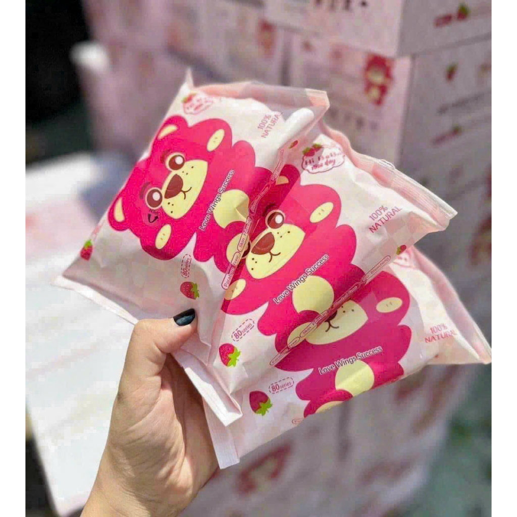 Hộp 10 gói khăn ướt gấu dâu LOTSO mẫu mới  cho mọi gia đình