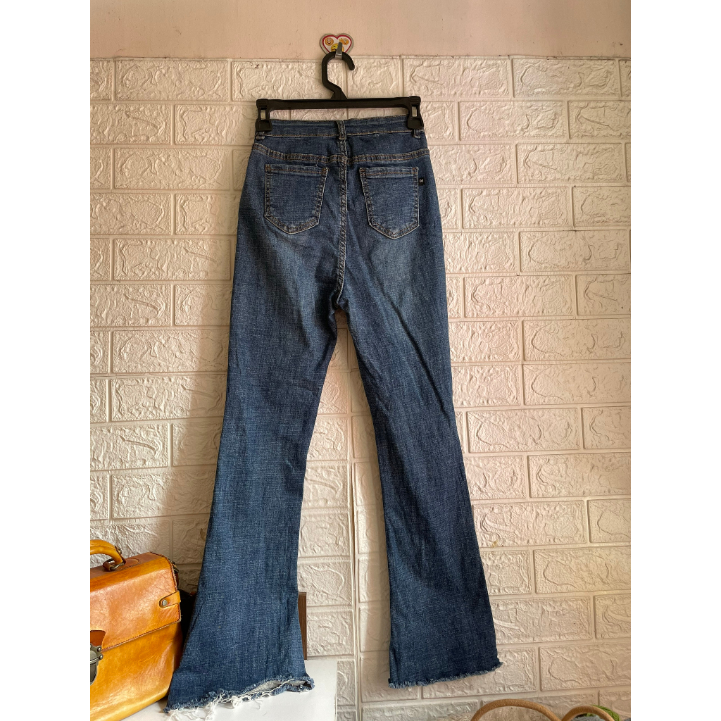 Quần jeans ôm ống loe