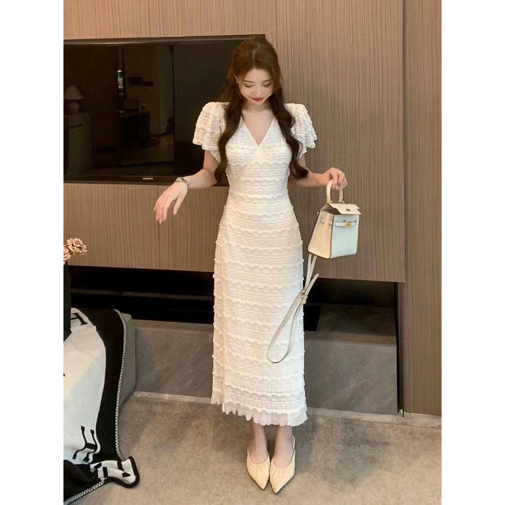Đầm midi trắng cổ v Giờ mới biết xinh hông góc chết là như nào ý! Xứng đáng có mụt nghìn nàng yêu chốt em👏🏻👏🏻