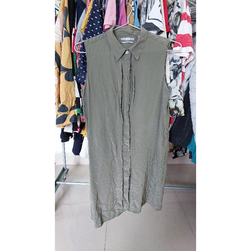 Áo sơ mi hiệu size L ngực 98cm.
