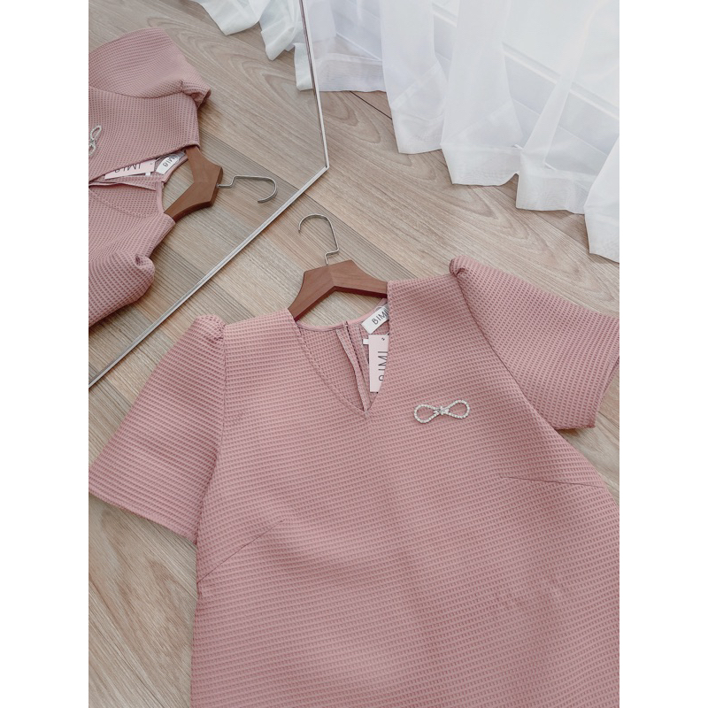 ĐẦM CỔ V KEM TAG NƠ - BIMI