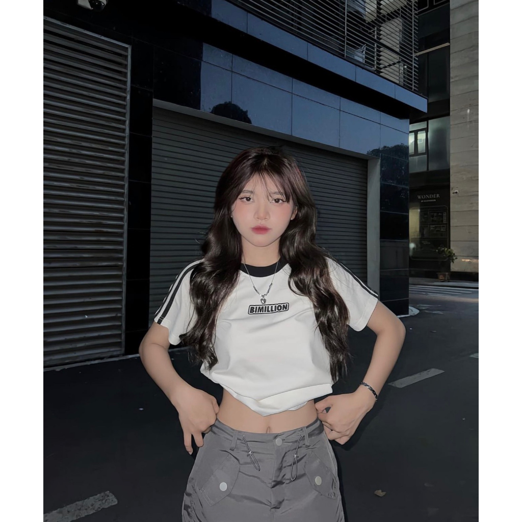SET ÁO CROPTOP TRẮNG VIỀN ĐEN + CHÂN VÁY XÁM RÚT DÂY