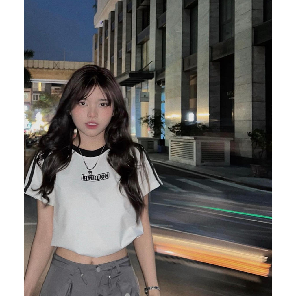 SET ÁO CROPTOP TRẮNG VIỀN ĐEN + CHÂN VÁY XÁM RÚT DÂY