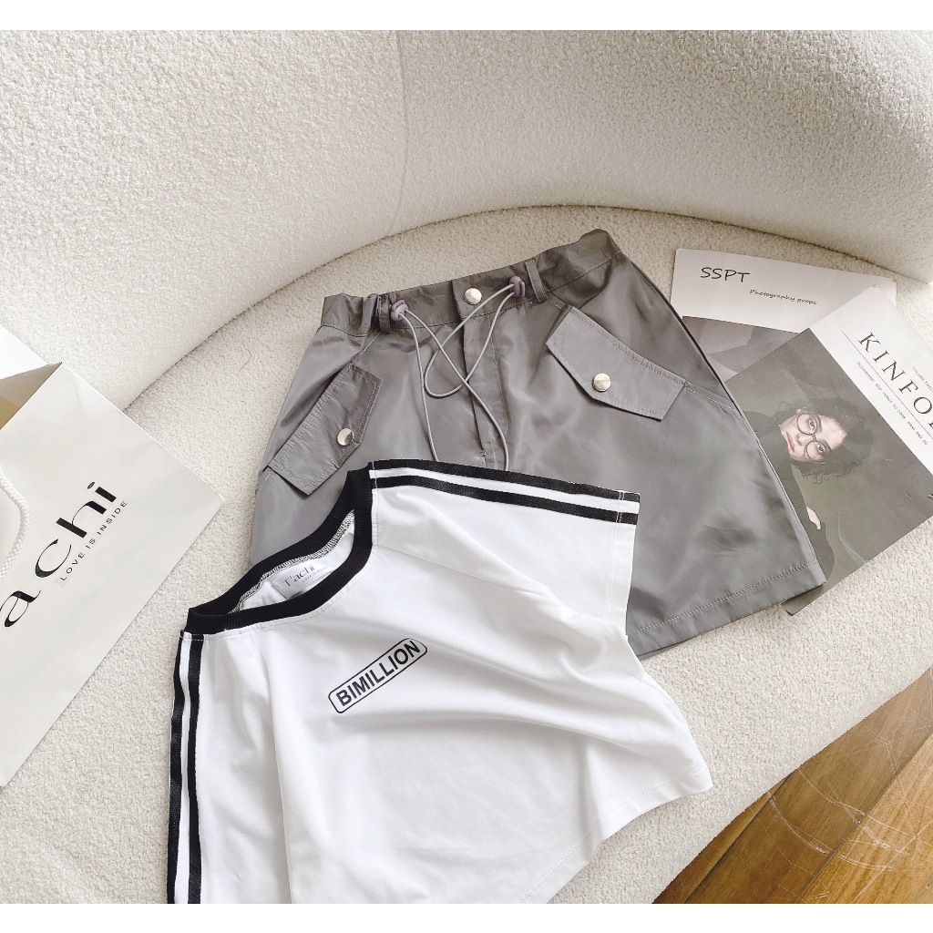 SET ÁO CROPTOP TRẮNG VIỀN ĐEN + CHÂN VÁY XÁM RÚT DÂY