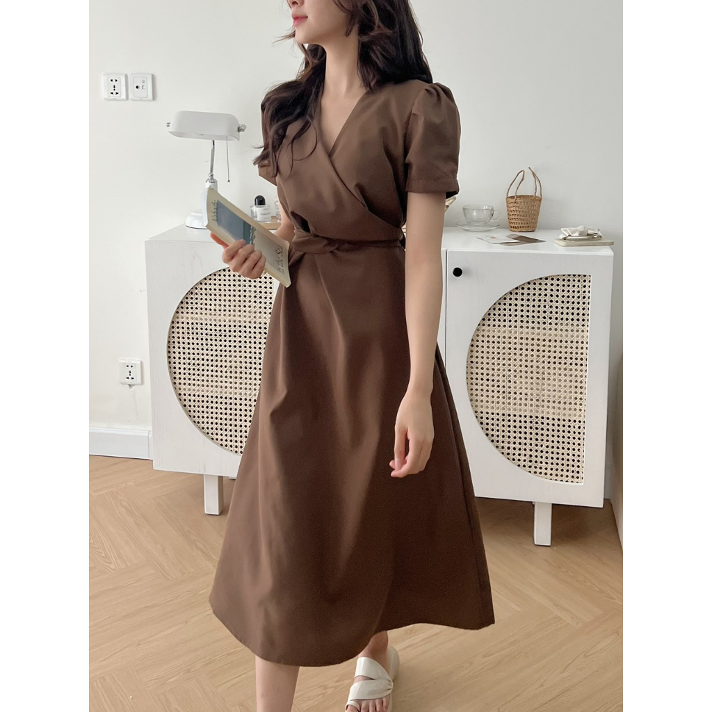 Váy thô cổ V tay bồng thắt nơ sau dáng dài thanh lịch