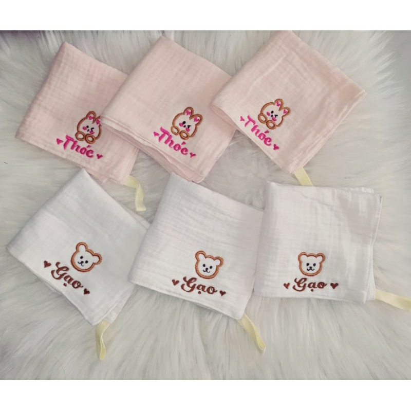 Set khăn muslin 3 cái thêu tên theo yêu cầu.