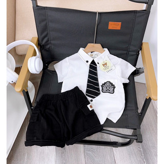 Set áo sơ mi kèm cà vạt huy hiệu cho bé trai.