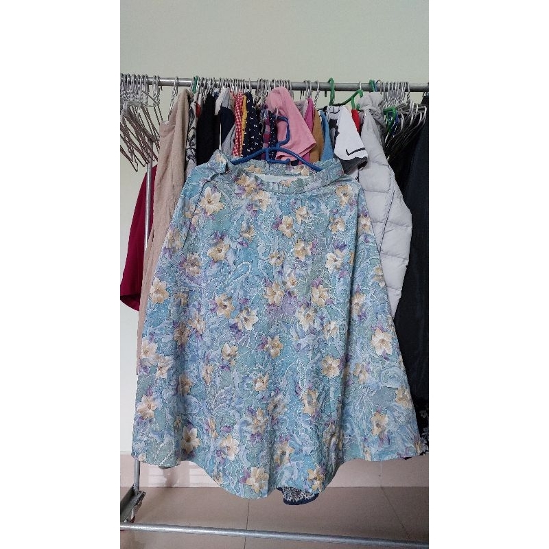 Chân váy hiệu size S eo 62 cm.