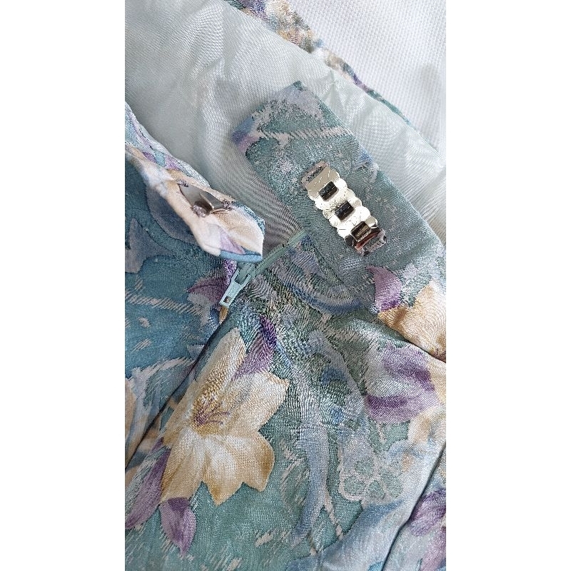 Chân váy hiệu size S eo 62 cm.