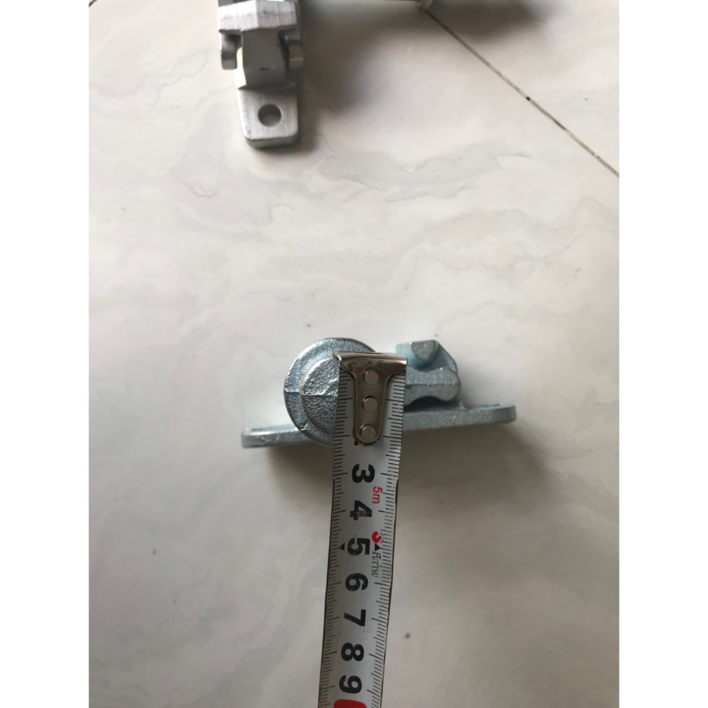 Đá gày cửa thùng xe tải bằng sắt đúc chốt gày cửa thùng xe