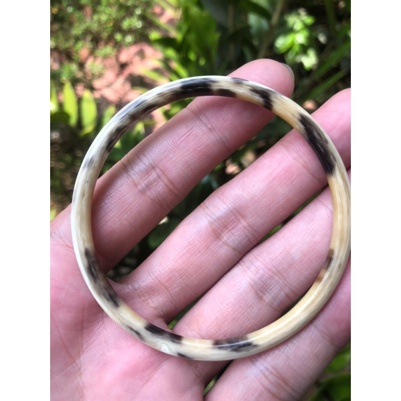 1 chiếc vòng bằng sừng  đeo tay kích thước 5ly vanh 51-62.Phù hợp cho trẻ nhỏ và người lớn